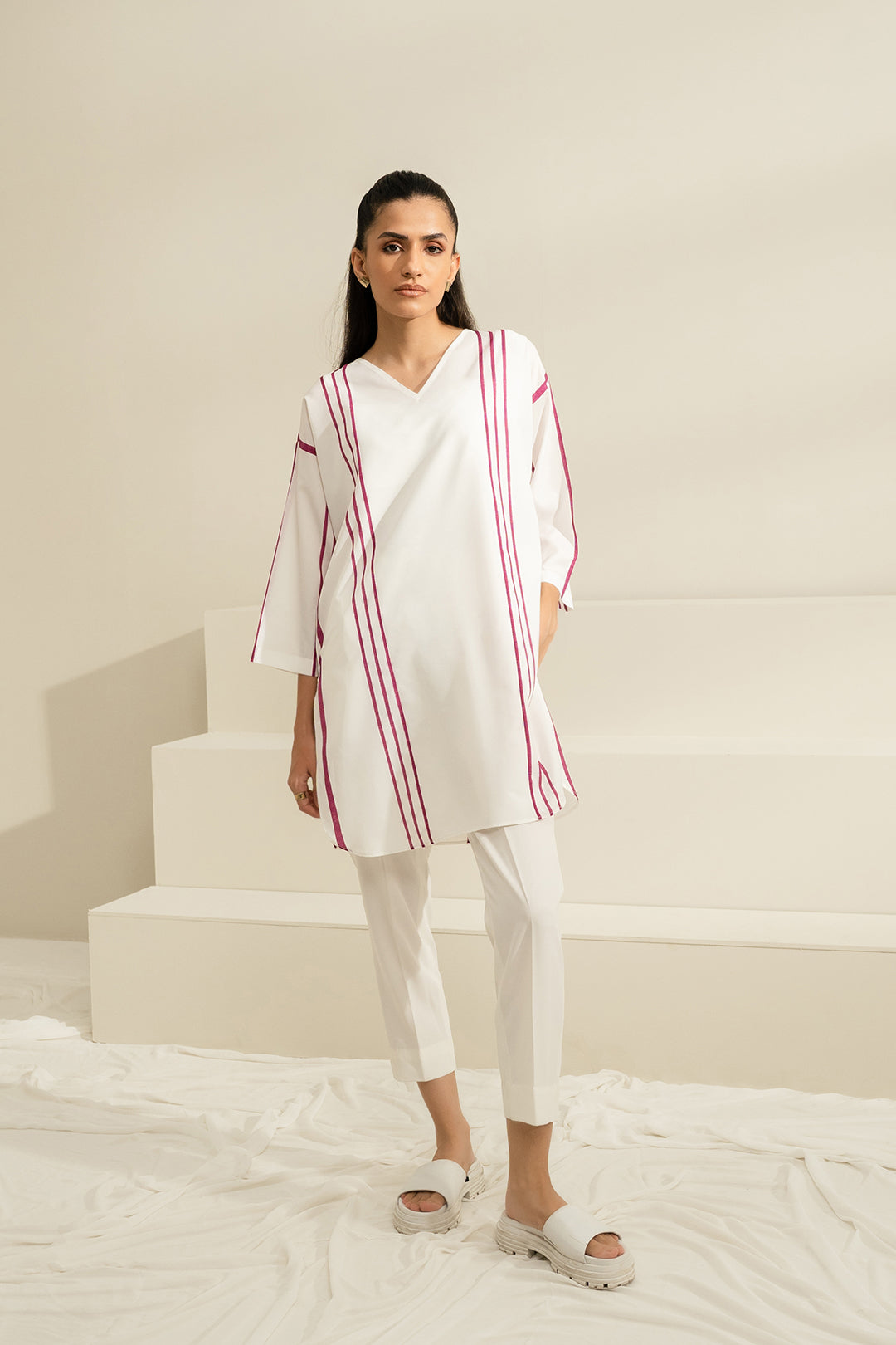 https://cdn.shopify.com/s/files/1/0611/8585/1568/files/W.SS23.421.T-1.jpg?v=1736335848