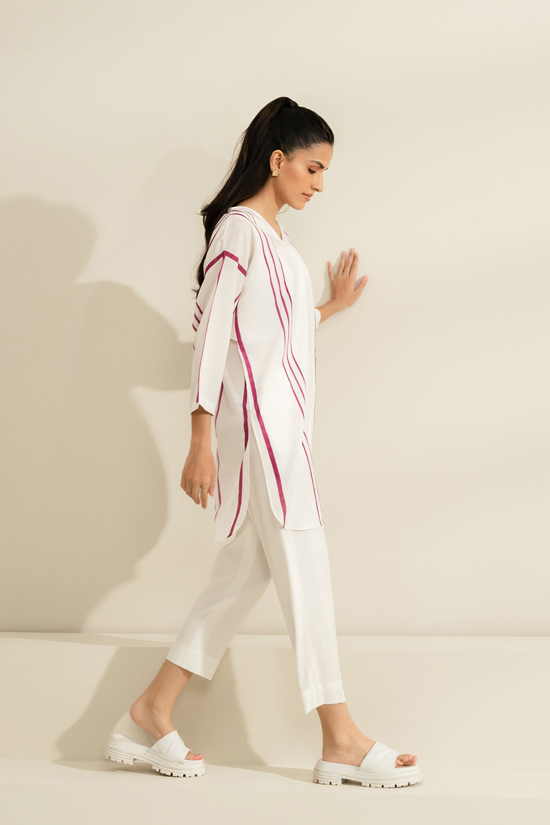 https://cdn.shopify.com/s/files/1/0611/8585/1568/files/W.SS23.421.T-4.jpg?v=1736335848