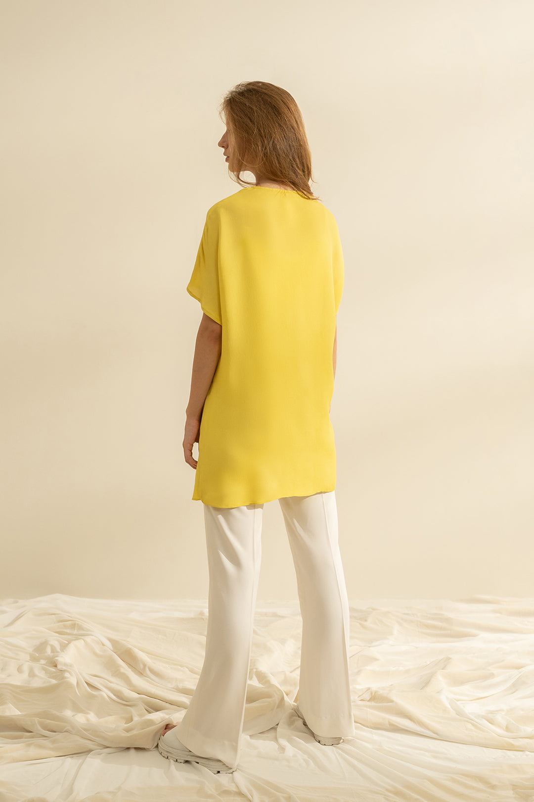 https://cdn.shopify.com/s/files/1/0611/8585/1568/files/W.SS23.427.T-4.jpg?v=1736335963