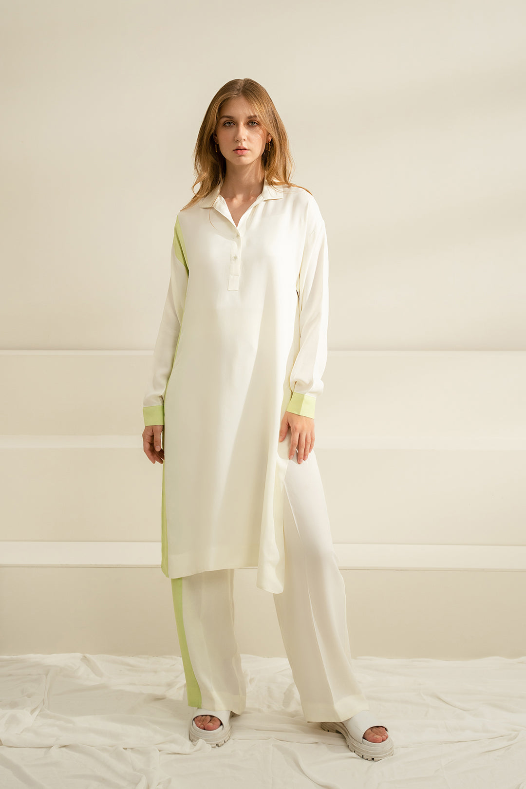 https://cdn.shopify.com/s/files/1/0611/8585/1568/files/W.SS23.429.T-1.jpg?v=1736335838