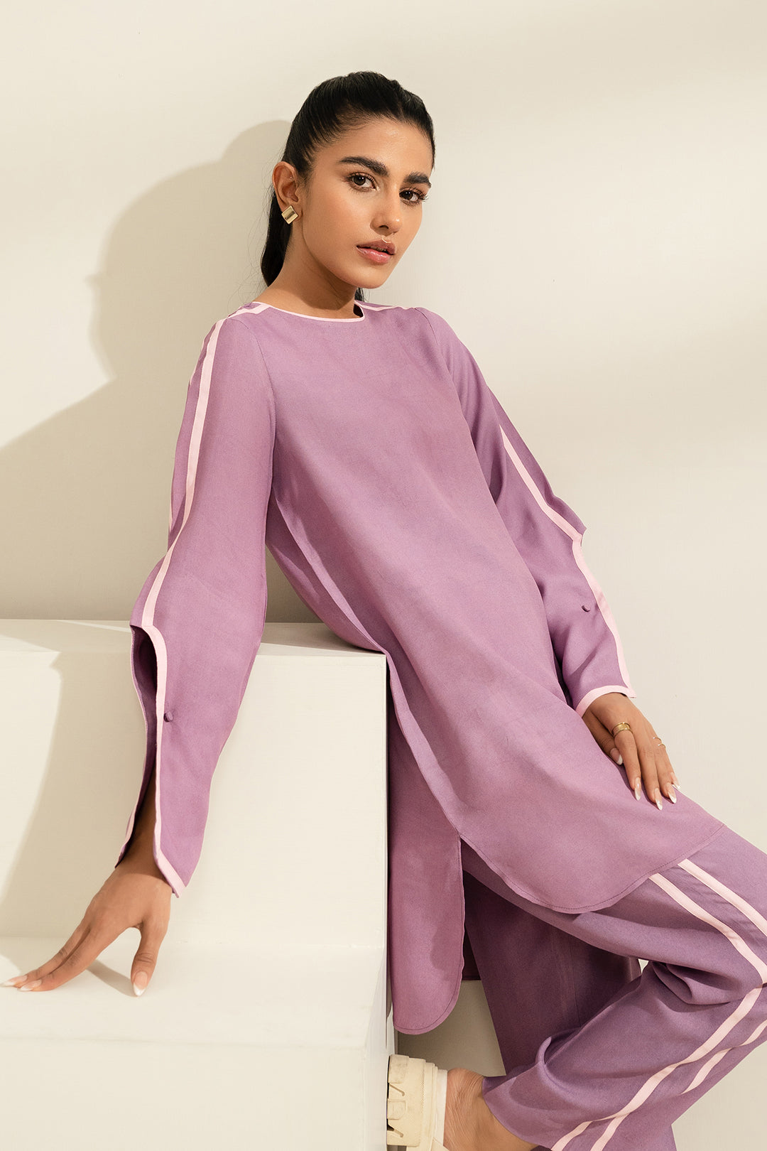 https://cdn.shopify.com/s/files/1/0611/8585/1568/files/W.SS23.433.T-2.jpg?v=1736335836