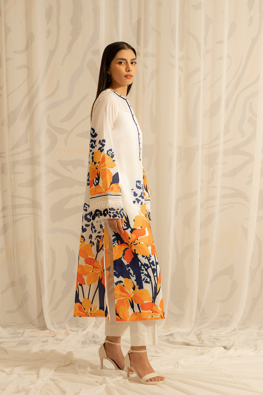 https://cdn.shopify.com/s/files/1/0611/8585/1568/files/W.SS23.495.T-3.jpg?v=1736335946