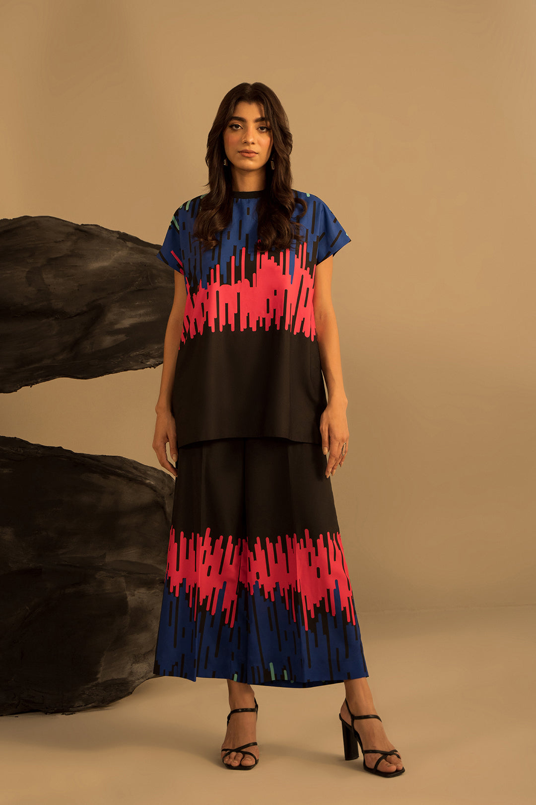 https://cdn.shopify.com/s/files/1/0611/8585/1568/files/W.SS23.526.T-1.jpg?v=1736335975