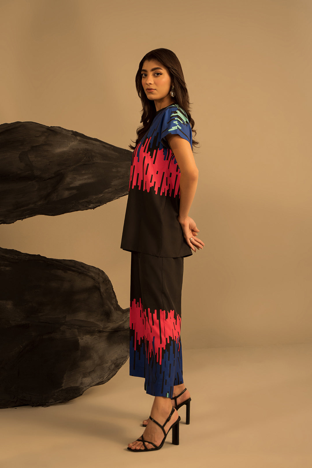 https://cdn.shopify.com/s/files/1/0611/8585/1568/files/W.SS23.526.T-3.jpg?v=1736335975
