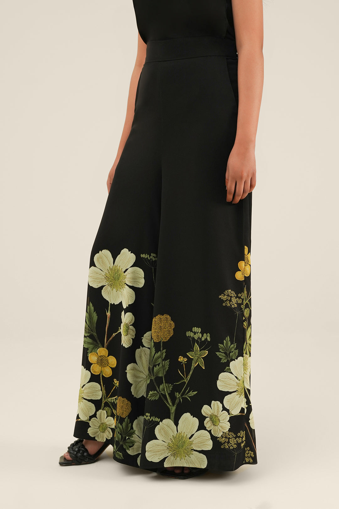 https://cdn.shopify.com/s/files/1/0611/8585/1568/files/W.SS24.088.P-2.jpg?v=1736335341