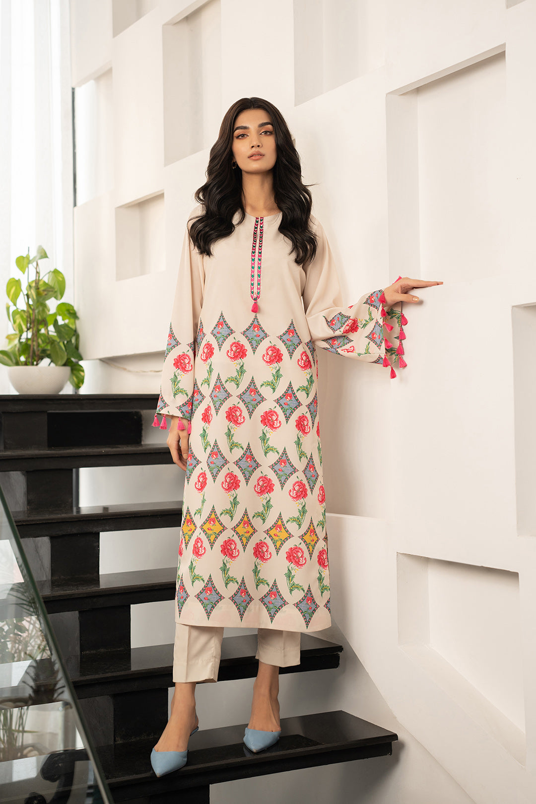 https://cdn.shopify.com/s/files/1/0611/8585/1568/files/W.SS24.104.T-1.jpg?v=1736335408