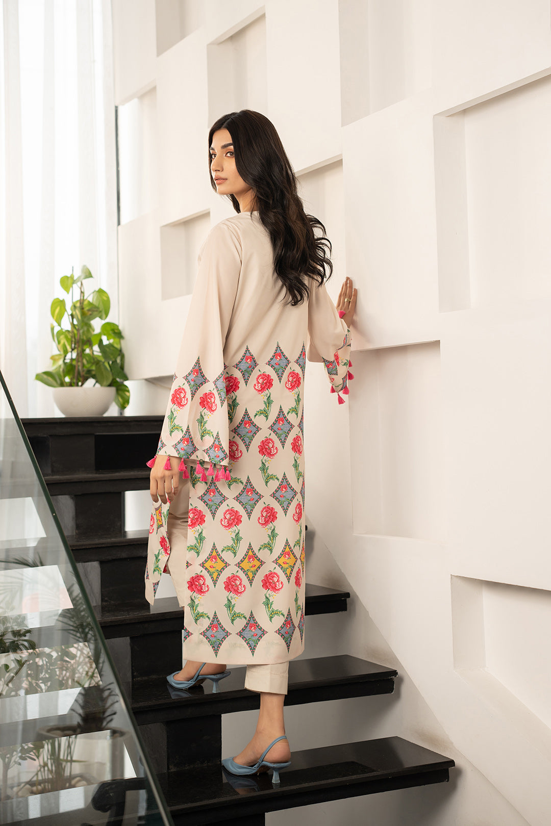 https://cdn.shopify.com/s/files/1/0611/8585/1568/files/W.SS24.104.T-4.jpg?v=1736335408