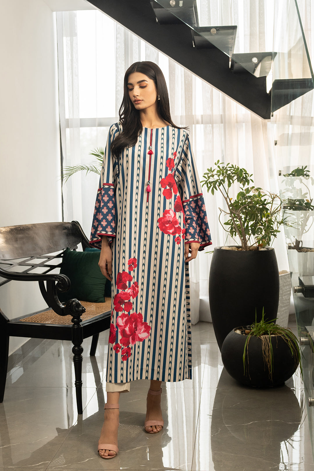 https://cdn.shopify.com/s/files/1/0611/8585/1568/files/W.SS24.107.T-1.jpg?v=1736335403