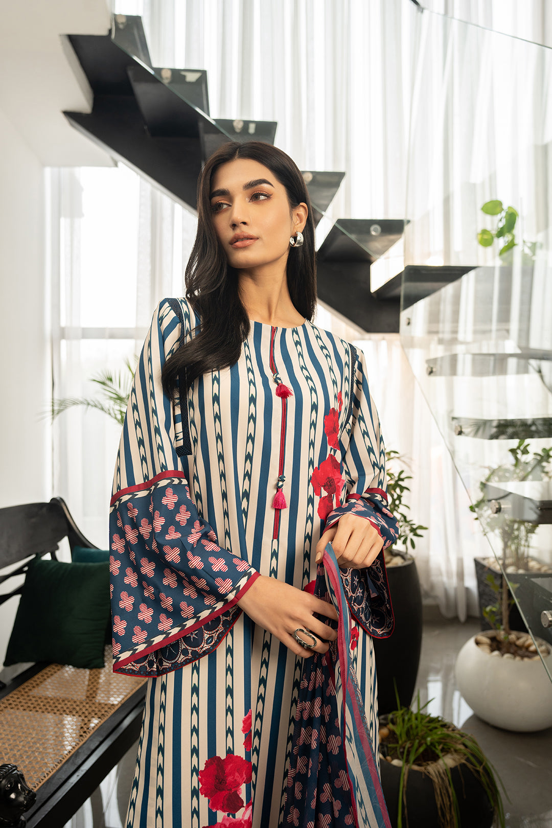 https://cdn.shopify.com/s/files/1/0611/8585/1568/files/W.SS24.107.T-2.jpg?v=1736335404