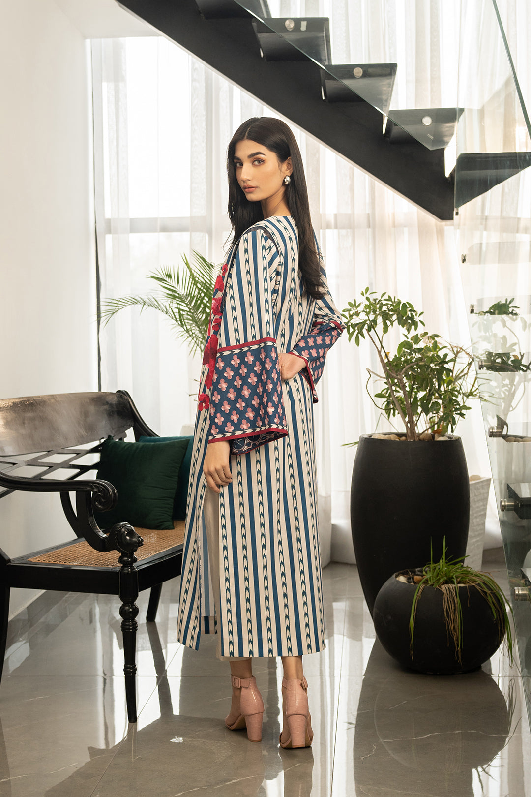 https://cdn.shopify.com/s/files/1/0611/8585/1568/files/W.SS24.107.T-4.jpg?v=1736335404