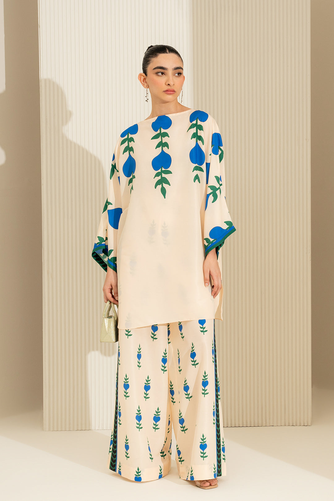 https://cdn.shopify.com/s/files/1/0611/8585/1568/files/W.SS24.316.T-1.jpg?v=1736335167
