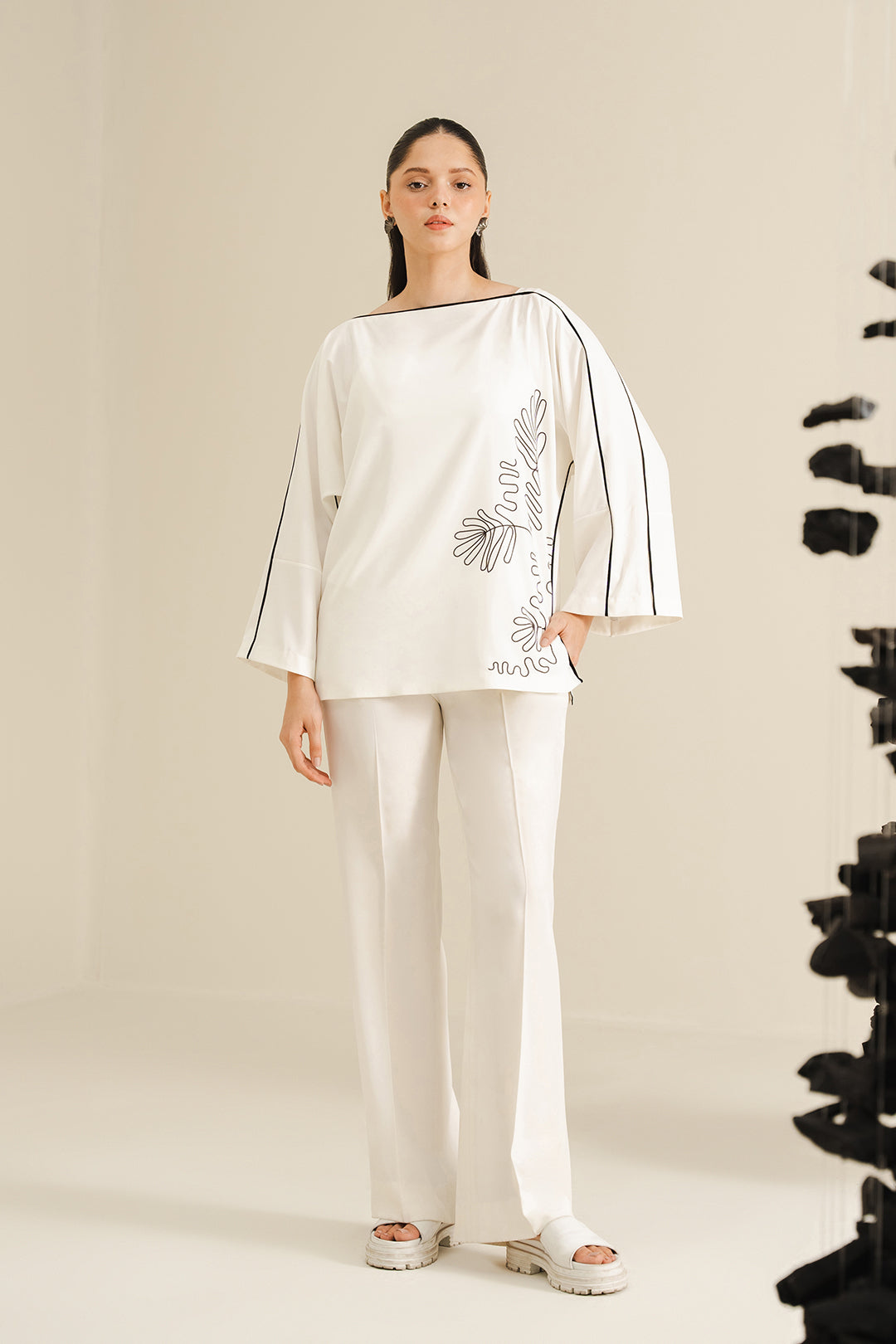 https://cdn.shopify.com/s/files/1/0611/8585/1568/files/W.SS24.450.T-1.jpg?v=1736334891