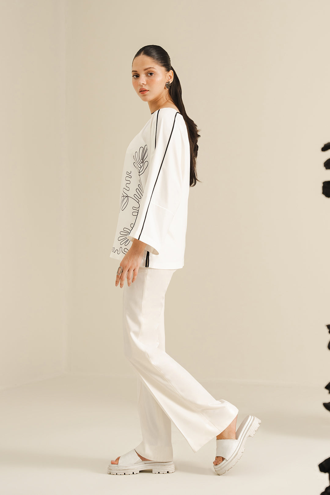 https://cdn.shopify.com/s/files/1/0611/8585/1568/files/W.SS24.450.T-3.jpg?v=1736334891