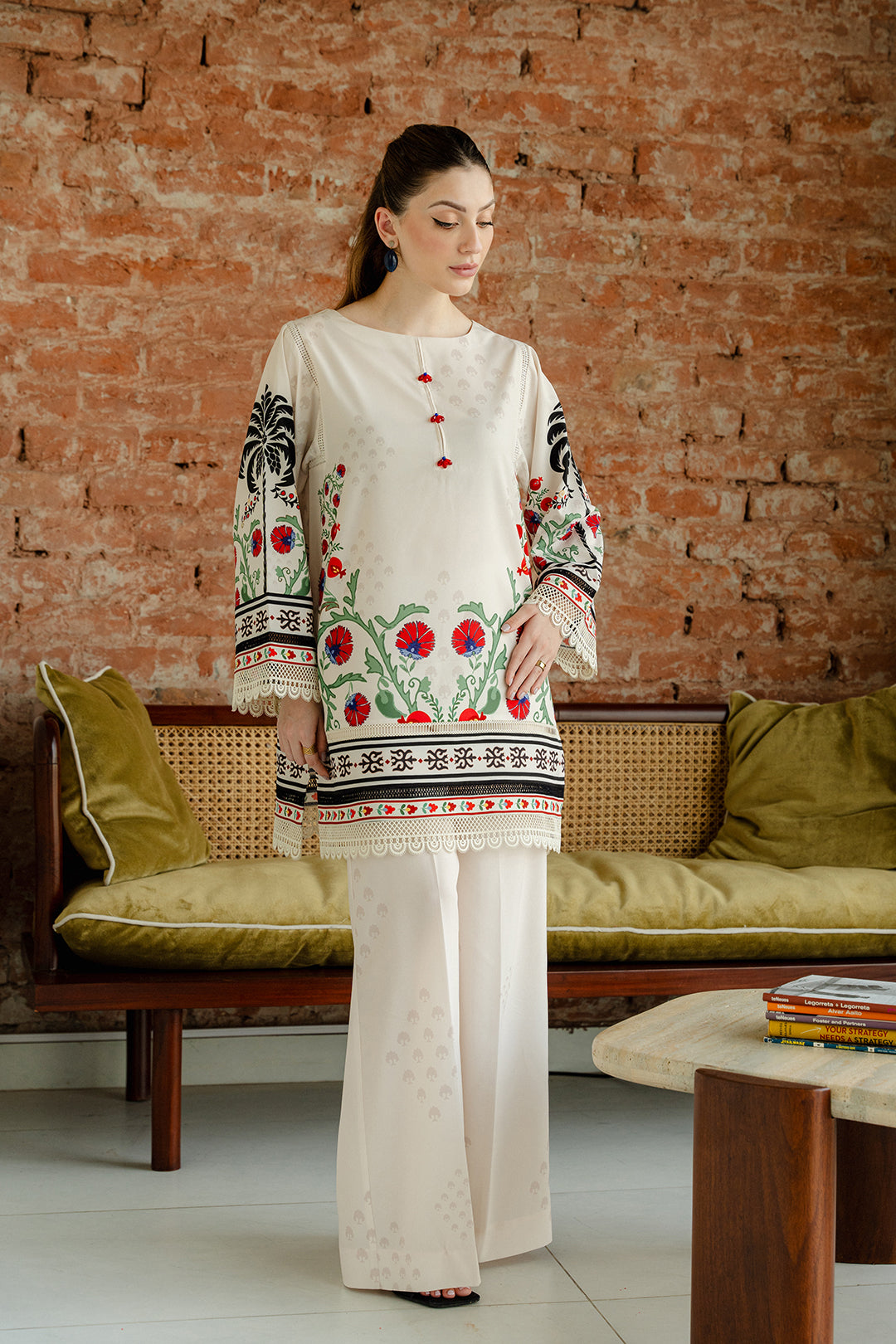 https://cdn.shopify.com/s/files/1/0611/8585/1568/files/W.SS24.553.T-1.jpg?v=1736334843