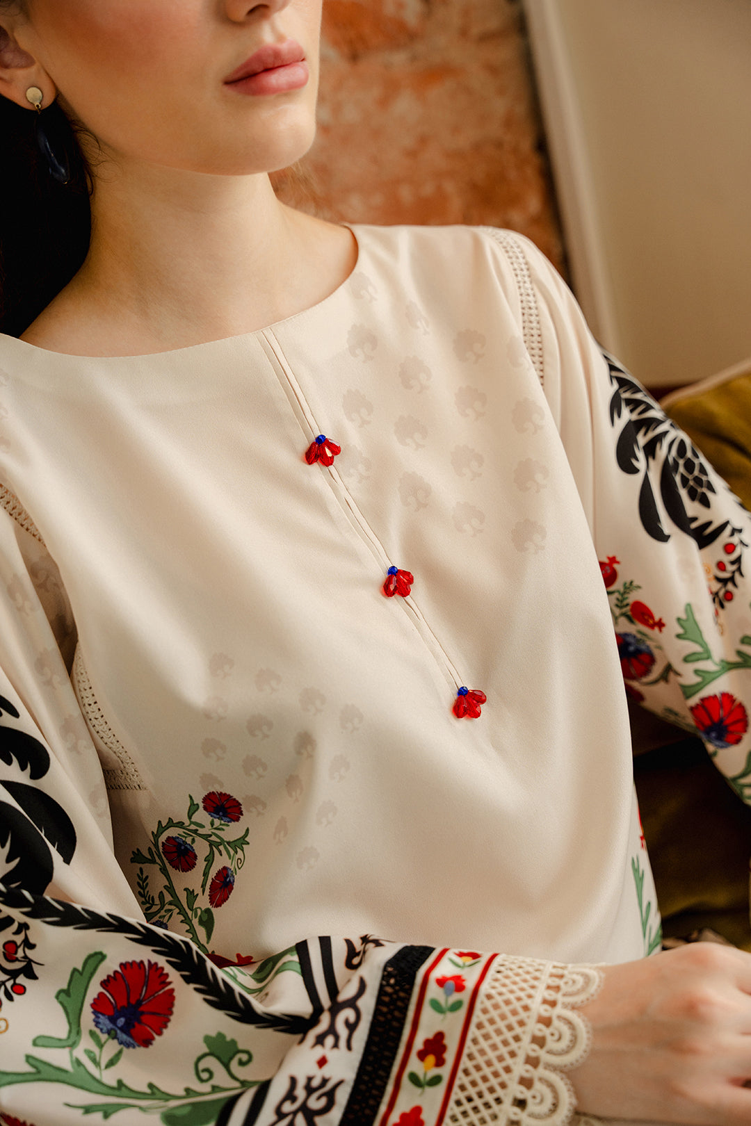 https://cdn.shopify.com/s/files/1/0611/8585/1568/files/W.SS24.553.T-2.jpg?v=1736334843