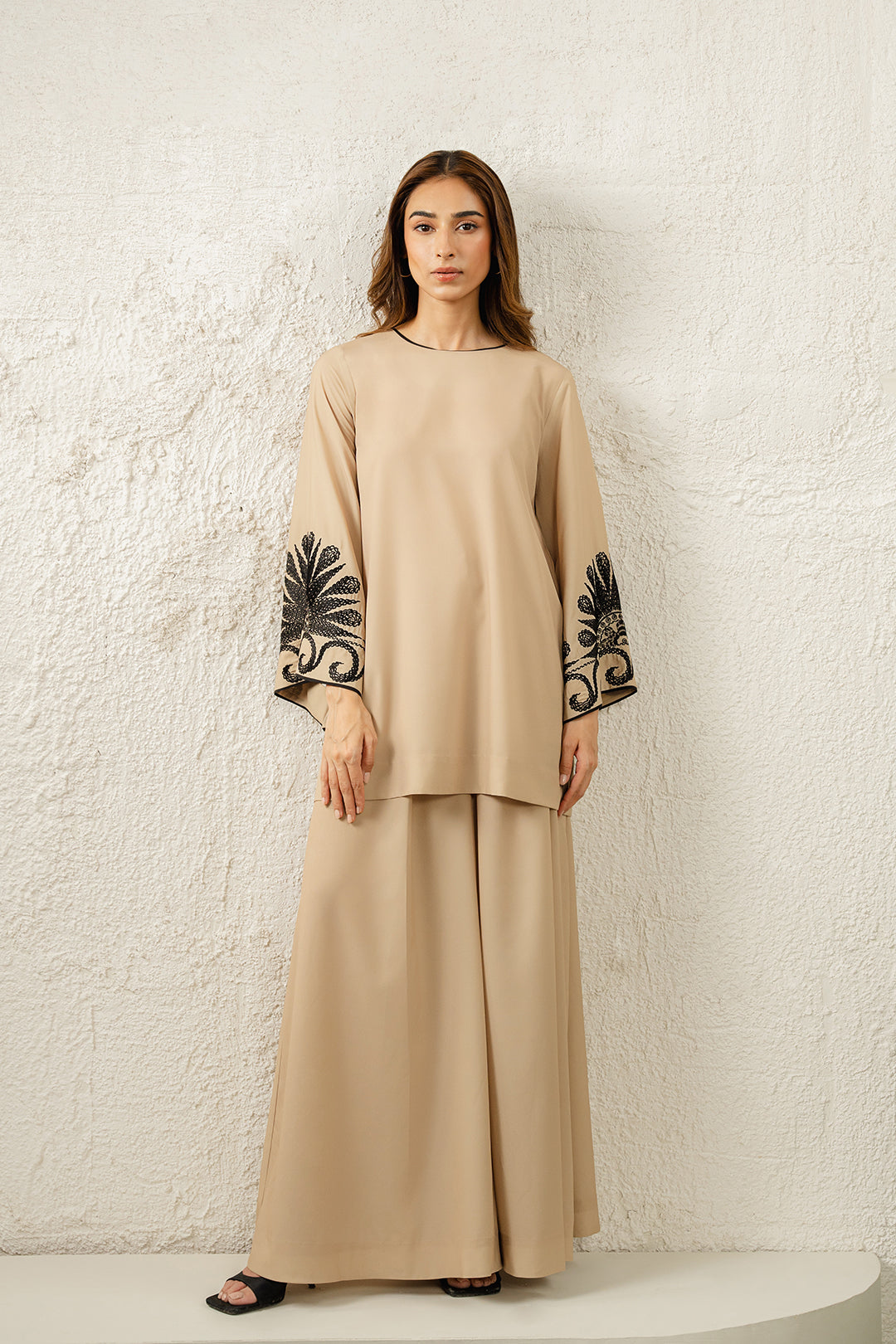https://cdn.shopify.com/s/files/1/0611/8585/1568/files/W.SS24.573.T-1.jpg?v=1736334775