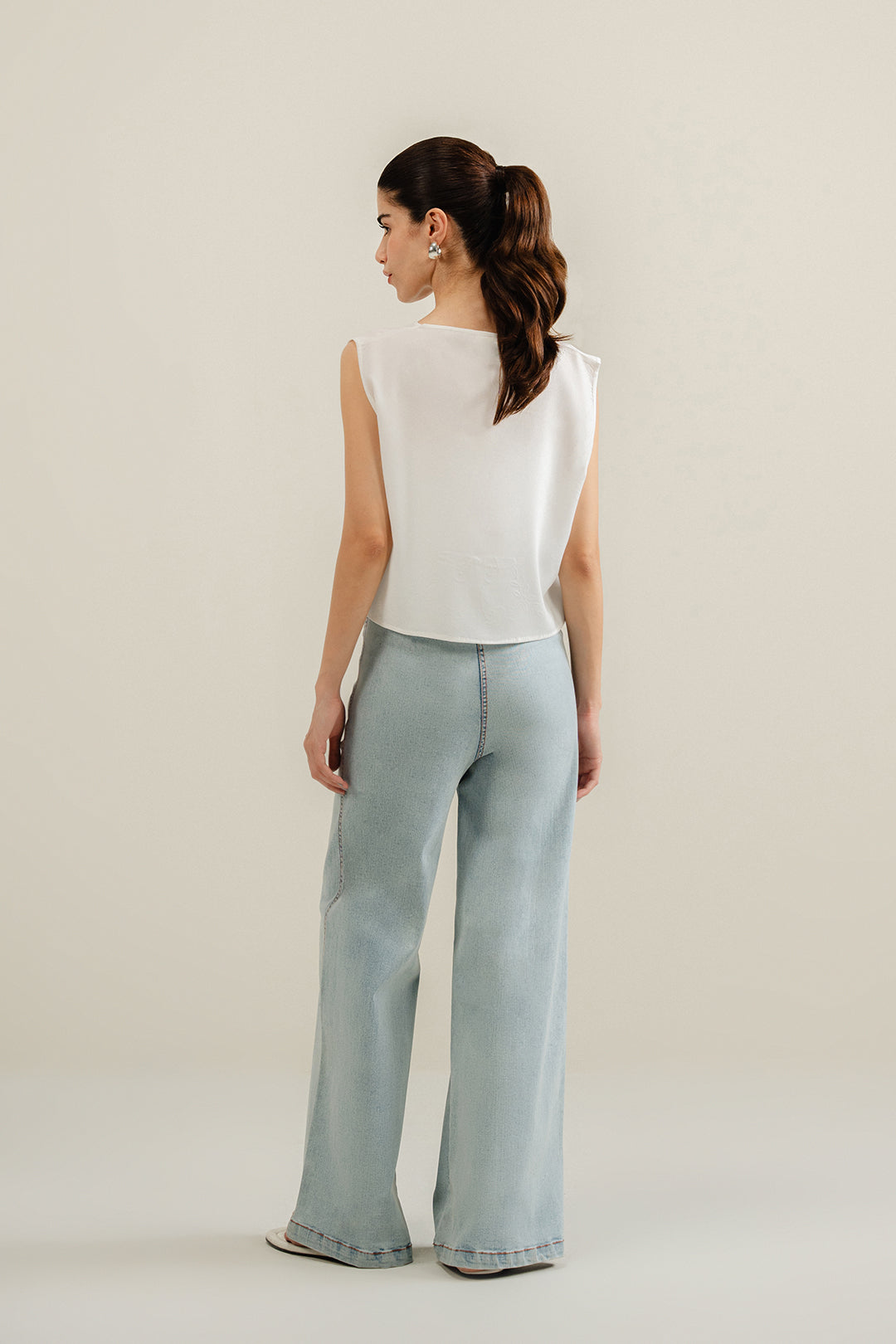https://cdn.shopify.com/s/files/1/0611/8585/1568/files/W.SS24.589.T-4_cd51ed3d-80f8-4d72-913f-98cd332e9742.jpg?v=1736334823