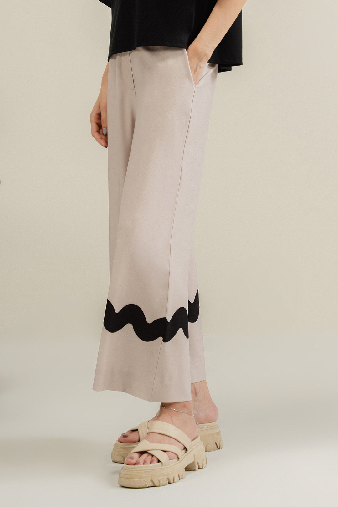 https://cdn.shopify.com/s/files/1/0611/8585/1568/files/W.SS24.600.P-2.jpg?v=1736334826