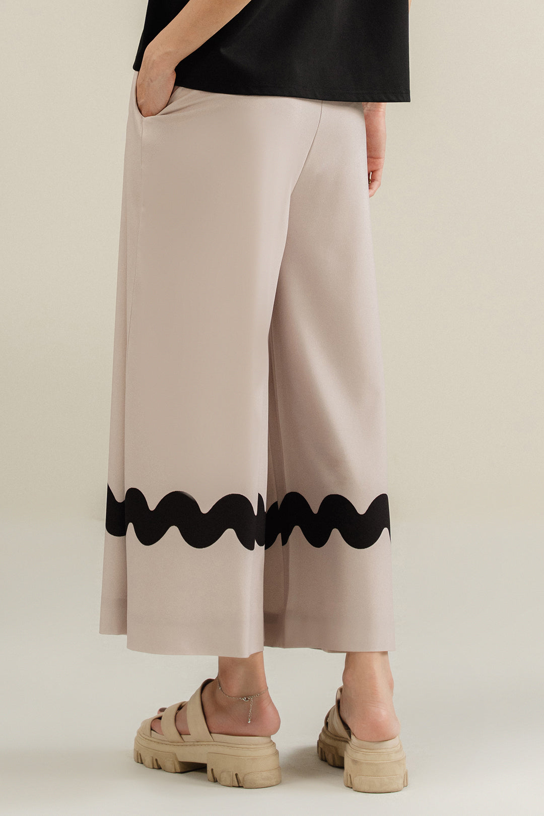 https://cdn.shopify.com/s/files/1/0611/8585/1568/files/W.SS24.600.P-4.jpg?v=1736334826