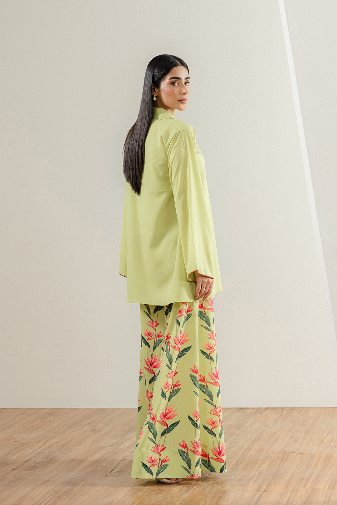 https://cdn.shopify.com/s/files/1/0611/8585/1568/files/W.SS24.608.T-4.jpg?v=1736334737