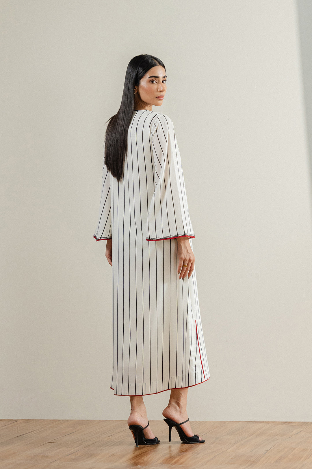 https://cdn.shopify.com/s/files/1/0611/8585/1568/files/W.SS24.609.T-4.jpg?v=1736334736
