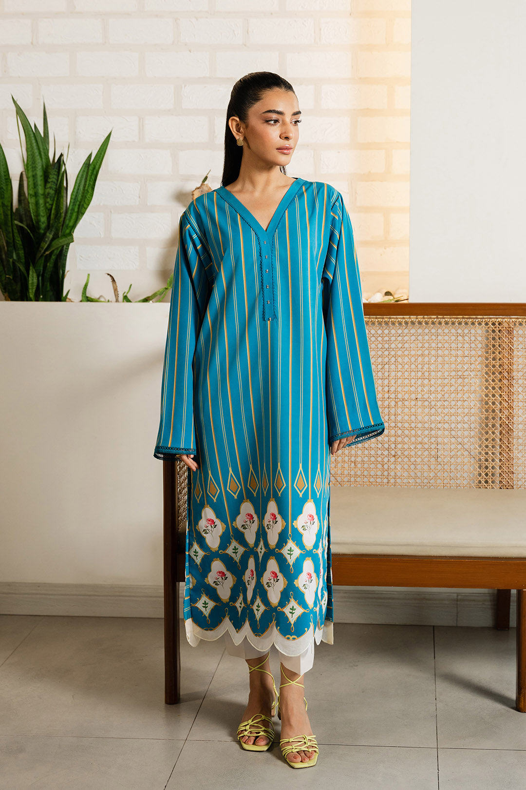https://cdn.shopify.com/s/files/1/0611/8585/1568/files/W.SS24.667.T-1.jpg?v=1736334710
