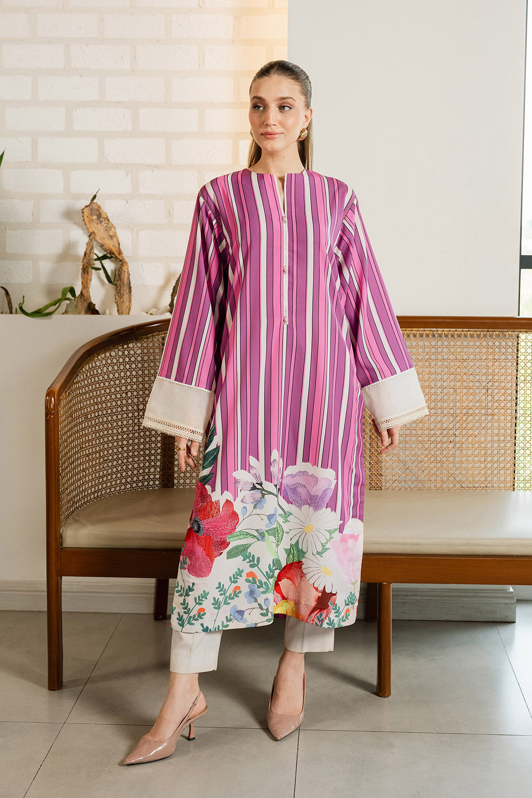 https://cdn.shopify.com/s/files/1/0611/8585/1568/files/W.SS24.669.T-1.jpg?v=1736334707