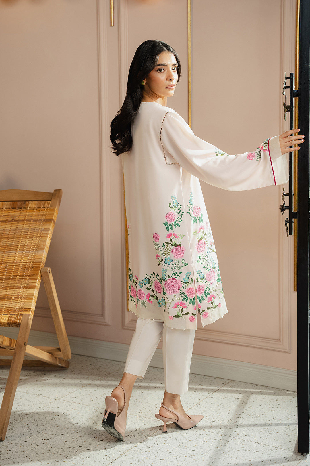https://cdn.shopify.com/s/files/1/0611/8585/1568/files/W.SS24.670.T-4.jpg?v=1736334707