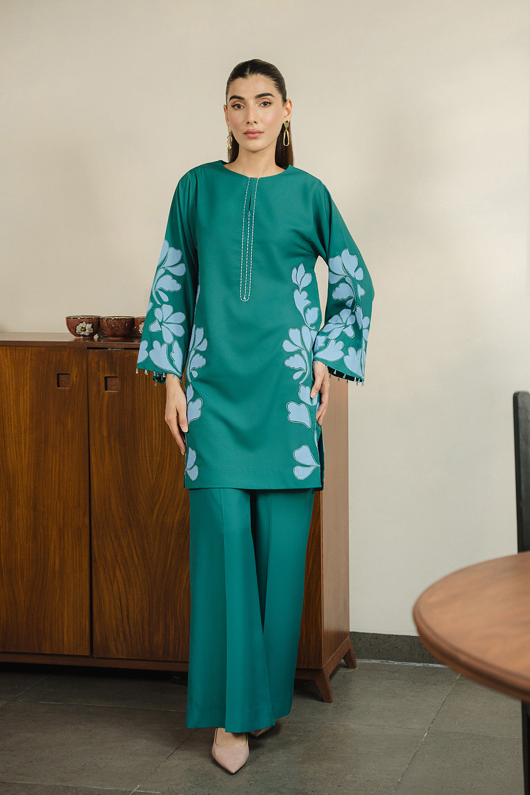 https://cdn.shopify.com/s/files/1/0611/8585/1568/files/W.SS24.755.T-1.jpg?v=1736334597