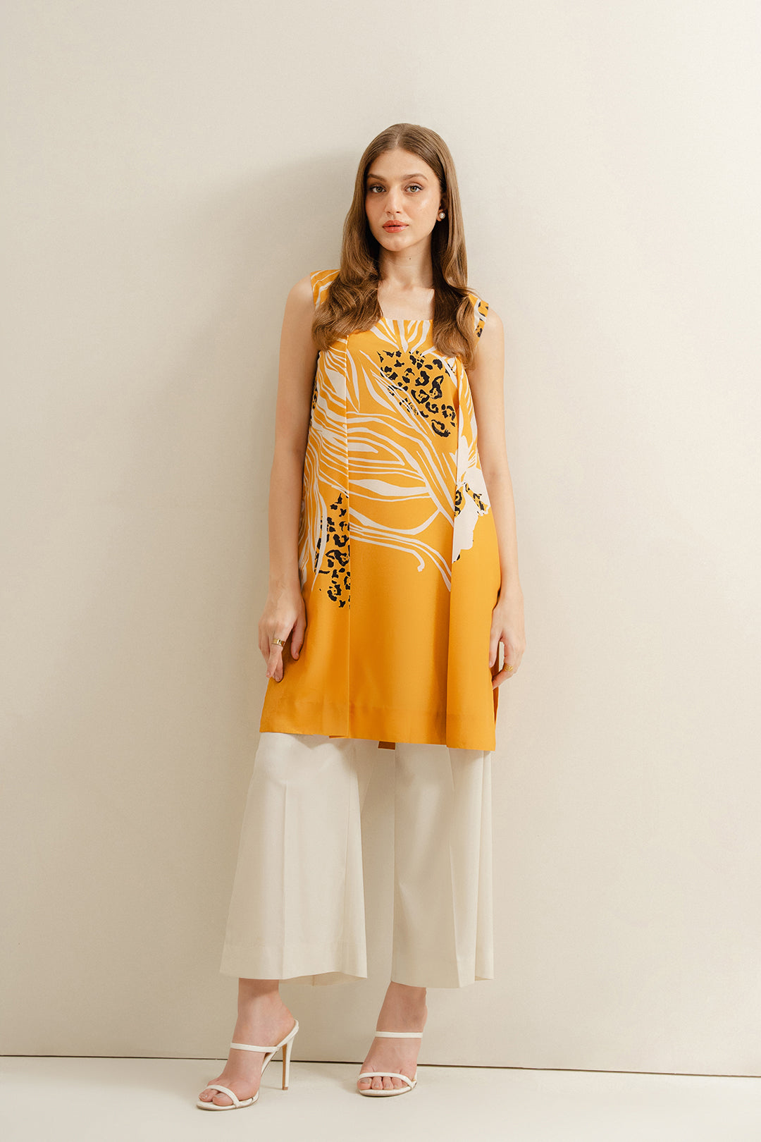 https://cdn.shopify.com/s/files/1/0611/8585/1568/files/W.SS24.817.T-1.jpg?v=1736334571