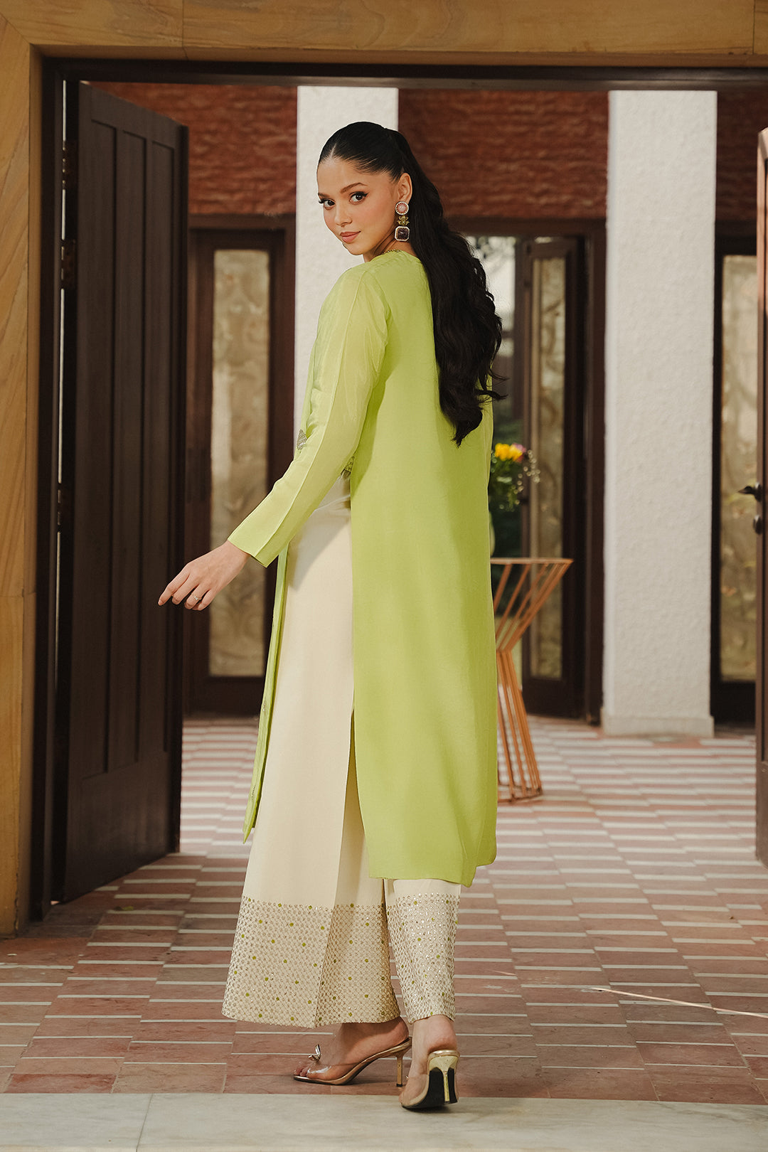 https://cdn.shopify.com/s/files/1/0611/8585/1568/files/W.SS25.072.T-4.jpg?v=1741331014