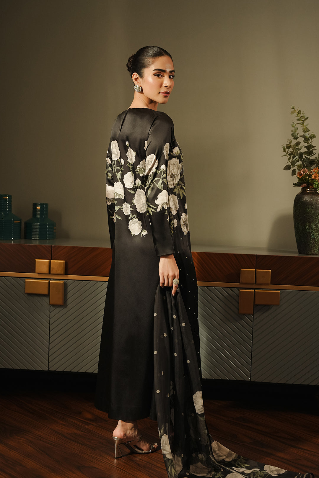 https://cdn.shopify.com/s/files/1/0611/8585/1568/files/W.SS25.105.T-4.jpg?v=1742535529