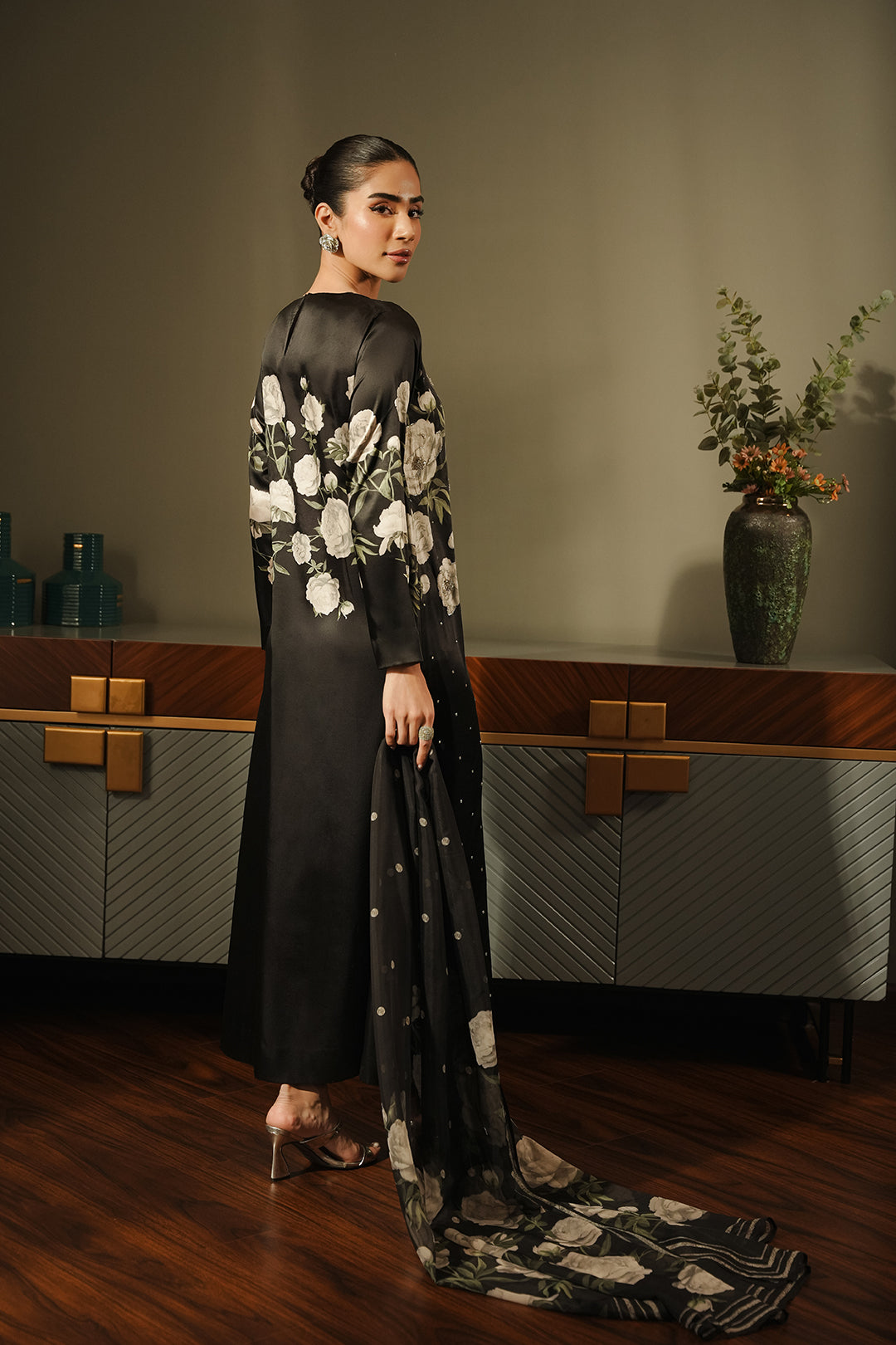 https://cdn.shopify.com/s/files/1/0611/8585/1568/files/W.SS25.145.T-3.jpg?v=1742535753