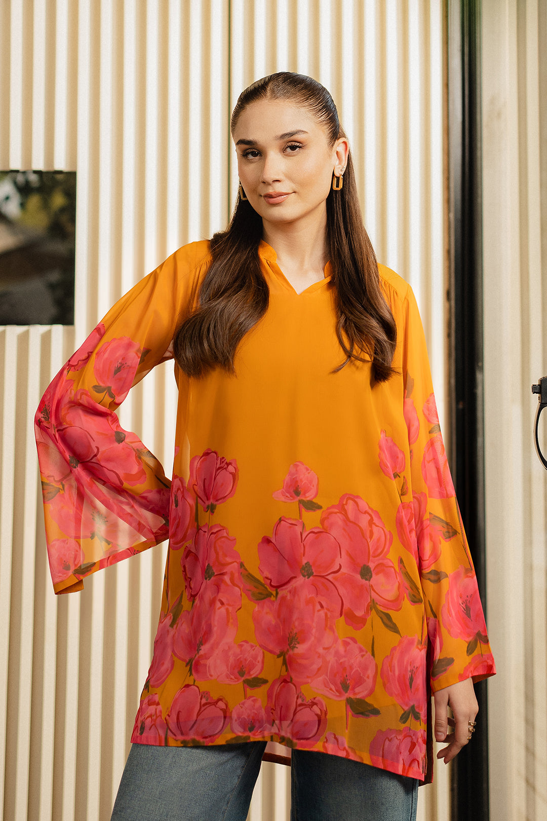 https://cdn.shopify.com/s/files/1/0611/8585/1568/files/W.SS25.185.T-2.jpg?v=1738302305