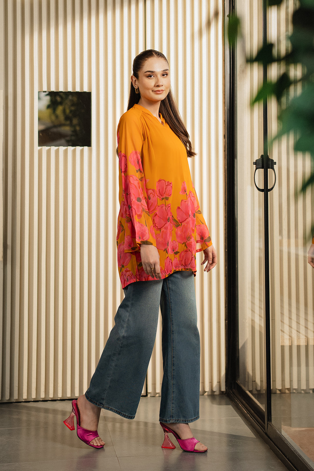 https://cdn.shopify.com/s/files/1/0611/8585/1568/files/W.SS25.185.T-3.jpg?v=1738302305