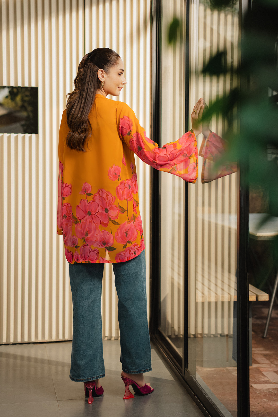 https://cdn.shopify.com/s/files/1/0611/8585/1568/files/W.SS25.185.T-4.jpg?v=1738302305