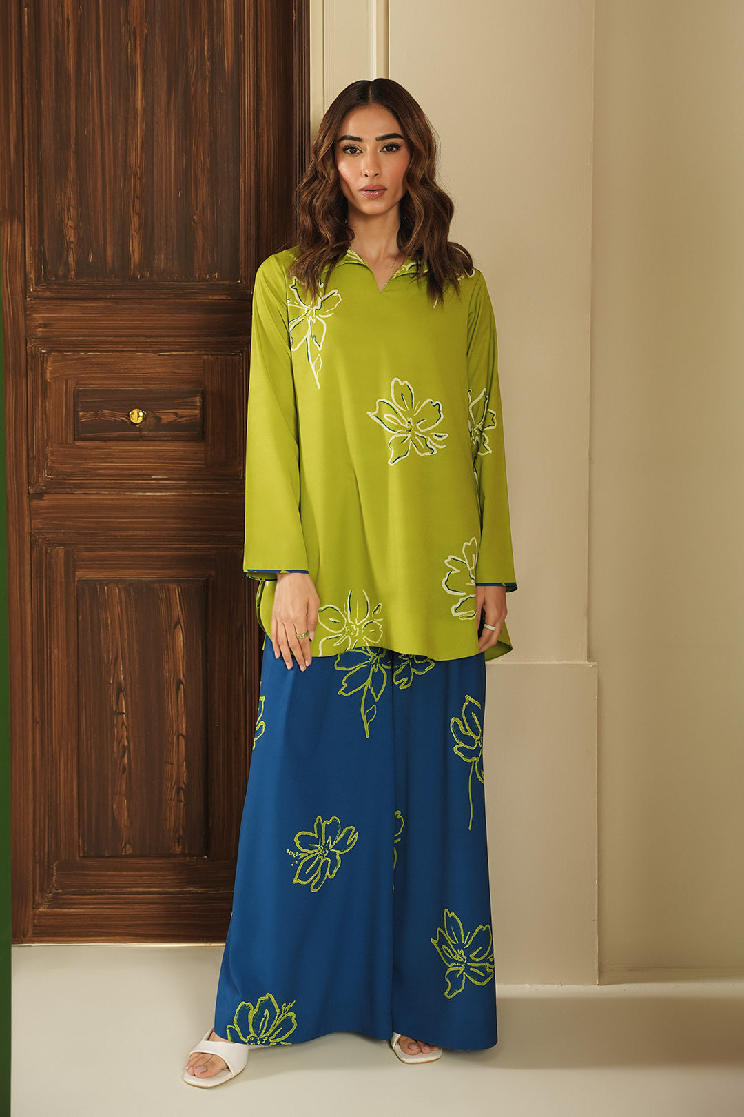 https://cdn.shopify.com/s/files/1/0611/8585/1568/files/W.SS25.196.T-1.jpg?v=1739433079