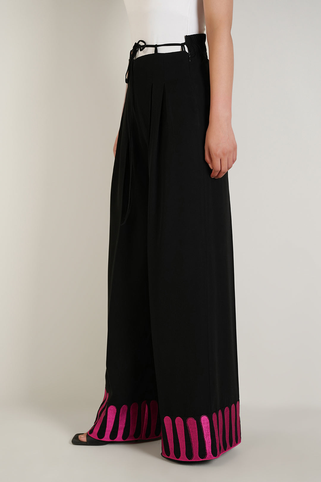 https://cdn.shopify.com/s/files/1/0611/8585/1568/files/W.SS25.216.P-1.jpg?v=1739433317