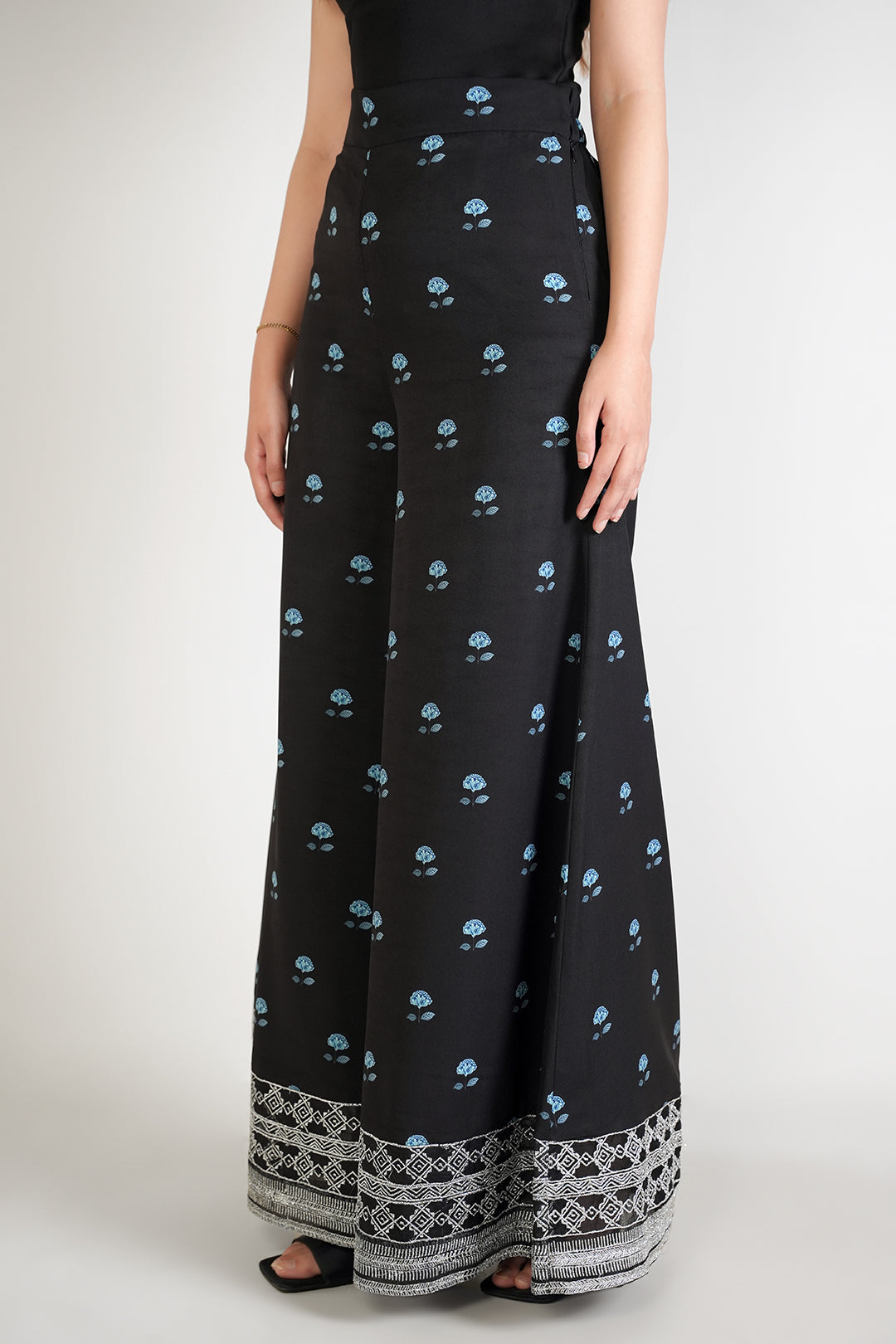 https://cdn.shopify.com/s/files/1/0611/8585/1568/files/W.SS25.261.P-1.jpg?v=1746172846