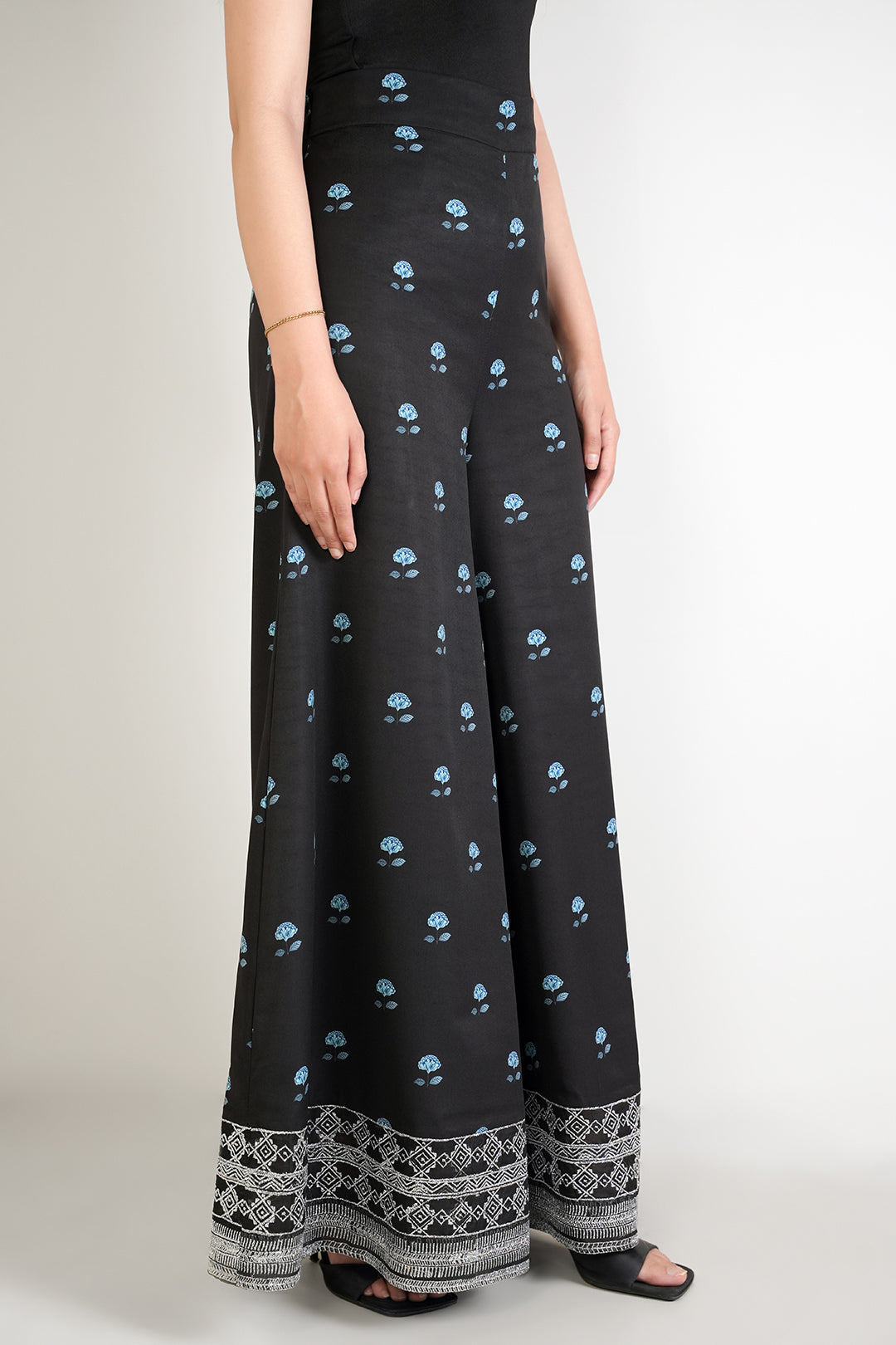 https://cdn.shopify.com/s/files/1/0611/8585/1568/files/W.SS25.261.P-2.jpg?v=1746172847