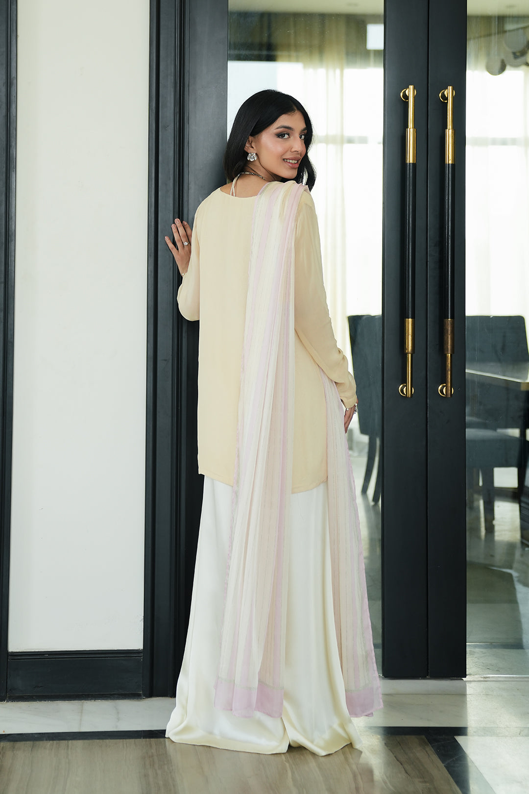 https://cdn.shopify.com/s/files/1/0611/8585/1568/files/W.SS25.288.T-4.jpg?v=1747373026