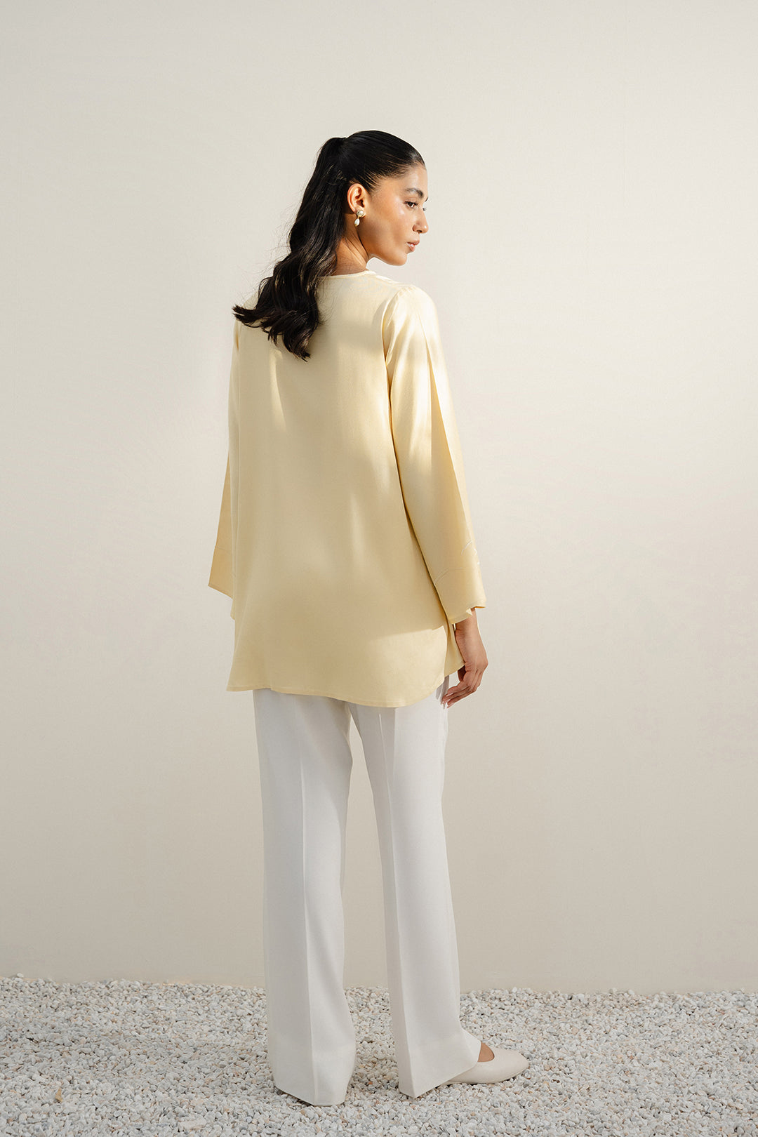 https://cdn.shopify.com/s/files/1/0611/8585/1568/files/W.SS25.392.T-4.jpg?v=1744962560
