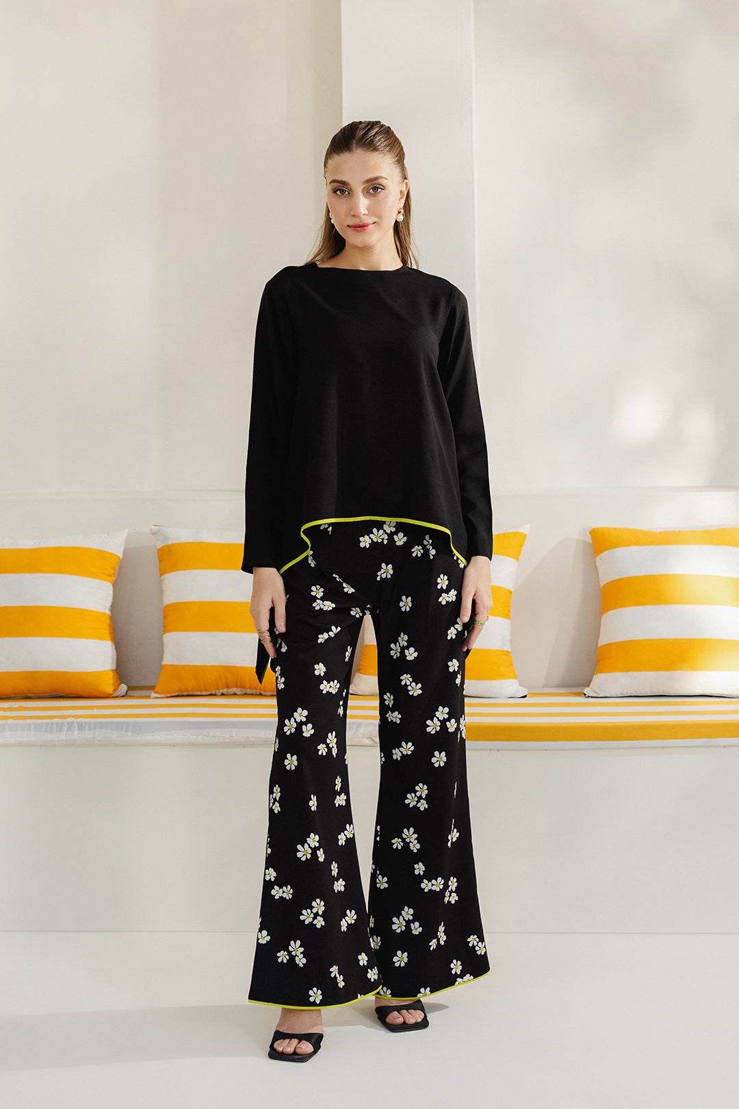 https://cdn.shopify.com/s/files/1/0611/8585/1568/files/W.SS25.405.T-1.jpg?v=1744351827