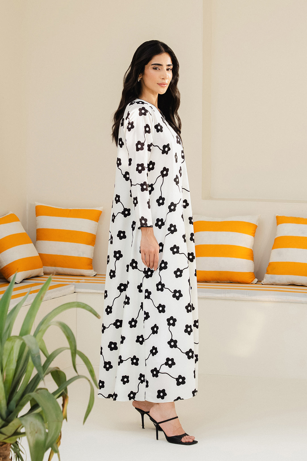 https://cdn.shopify.com/s/files/1/0611/8585/1568/files/W.SS25.406.T-3.jpg?v=1744351842