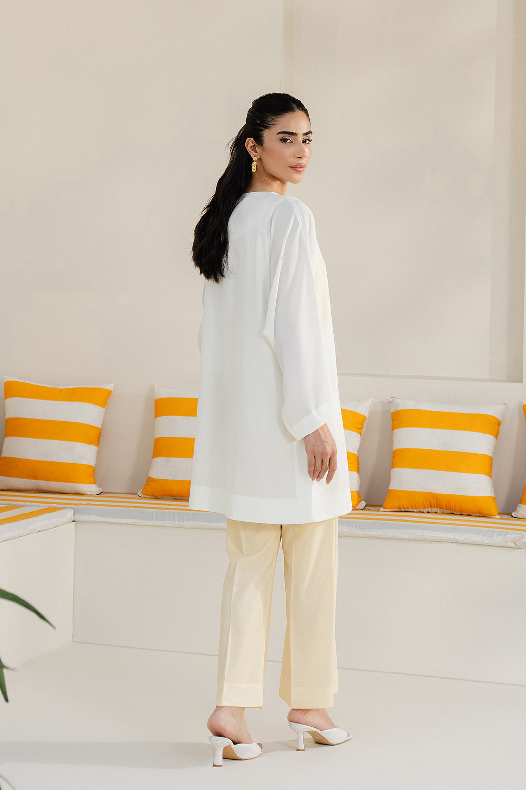 https://cdn.shopify.com/s/files/1/0611/8585/1568/files/W.SS25.411.T-4.jpg?v=1744351977