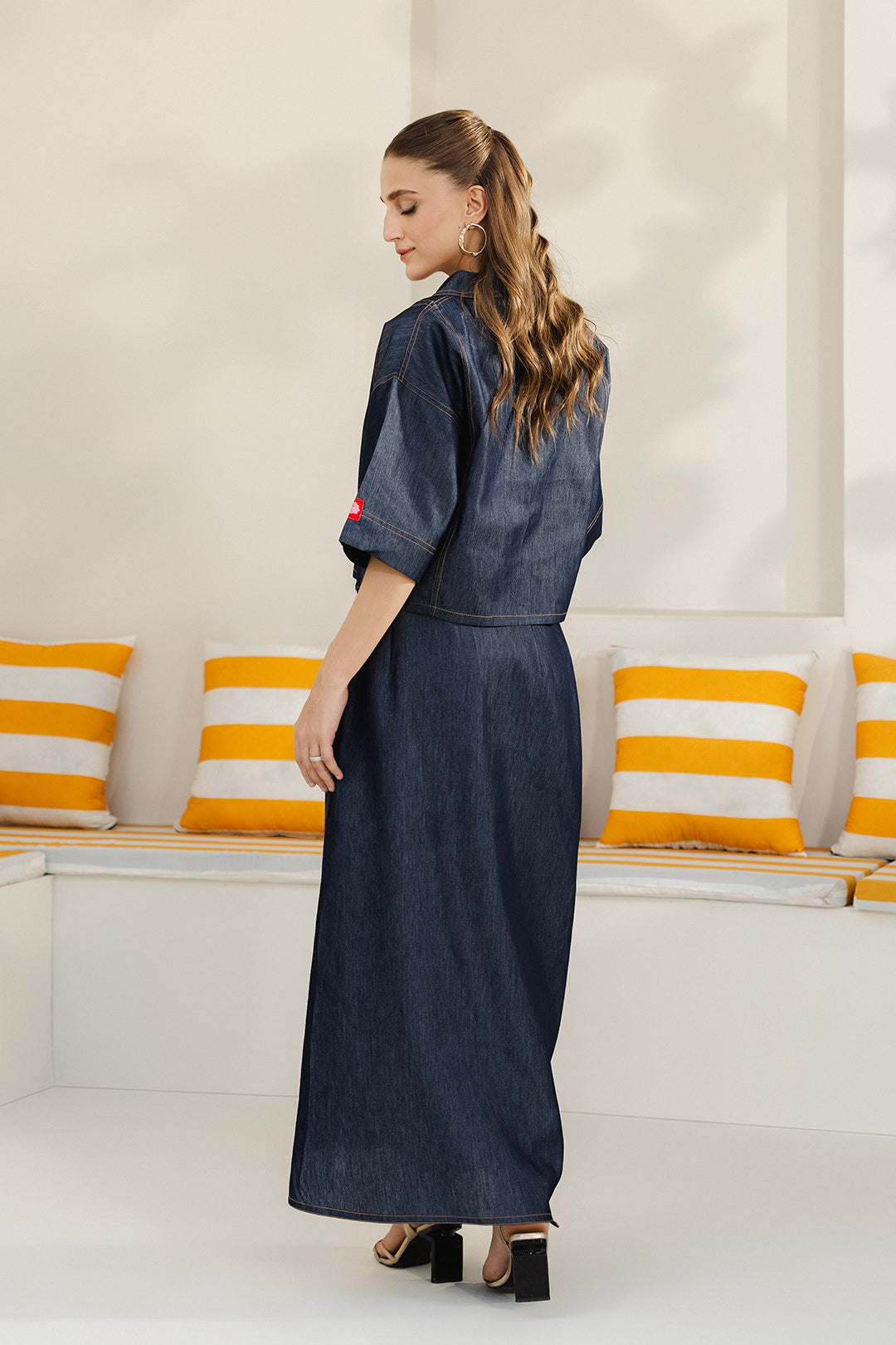 https://cdn.shopify.com/s/files/1/0611/8585/1568/files/W.SS25.413.T-4.jpg?v=1744351998