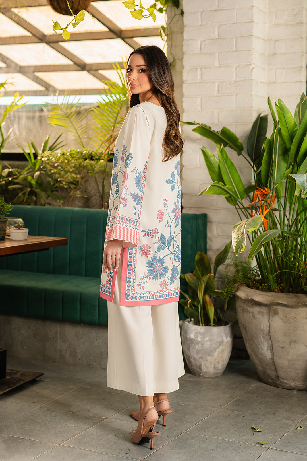 https://cdn.shopify.com/s/files/1/0611/8585/1568/files/W.SS25.432.T-4.jpg?v=1745561055