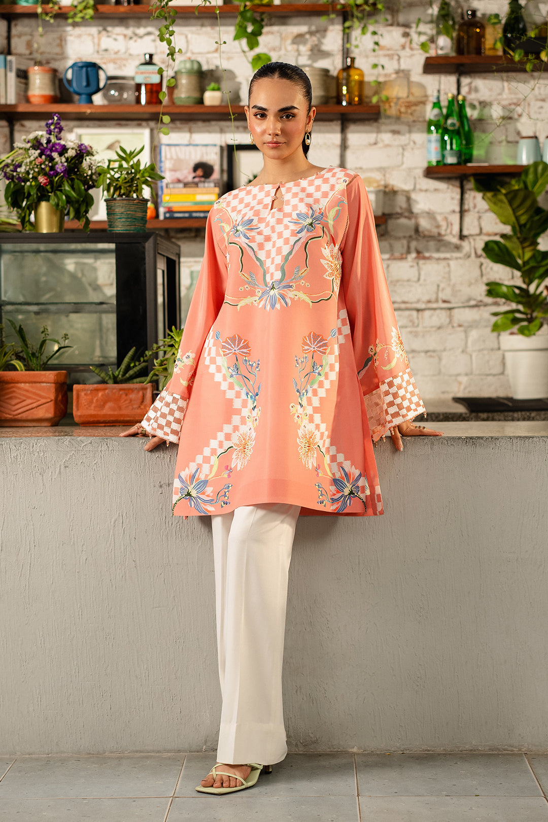 https://cdn.shopify.com/s/files/1/0611/8585/1568/files/W.SS25.433.T-1.jpg?v=1745561072