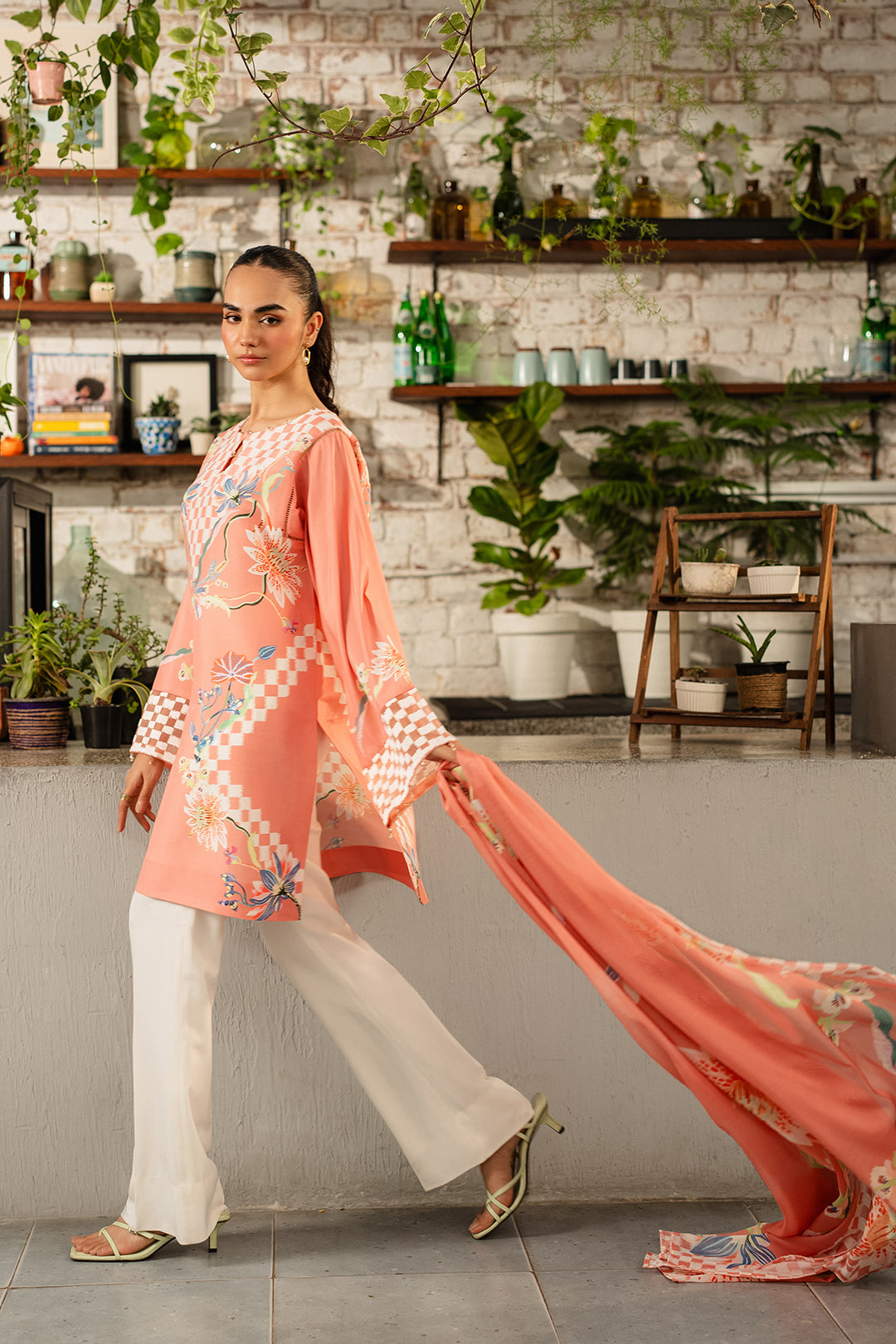 https://cdn.shopify.com/s/files/1/0611/8585/1568/files/W.SS25.457.T-3.jpg?v=1745561393