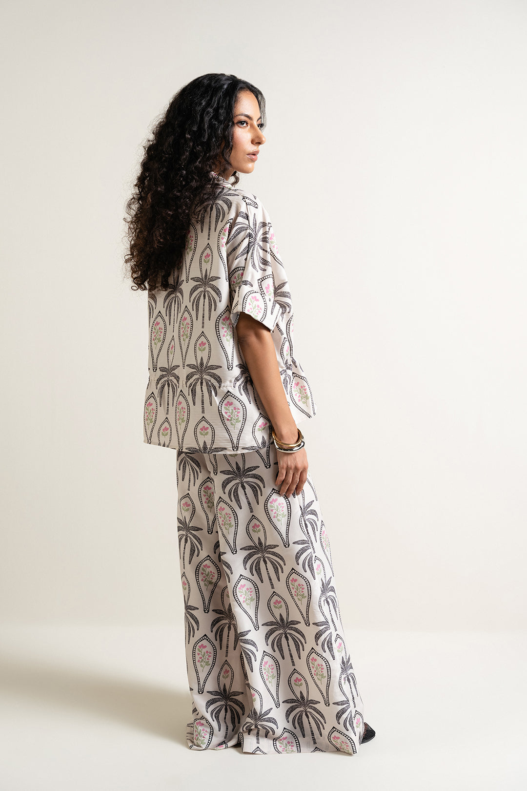 https://cdn.shopify.com/s/files/1/0611/8585/1568/files/W.SS25.509.T-4.jpg?v=1750937934